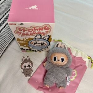 AUTHENTIC - POP MART Exciting Macarons Labubu - Sesame Bean
